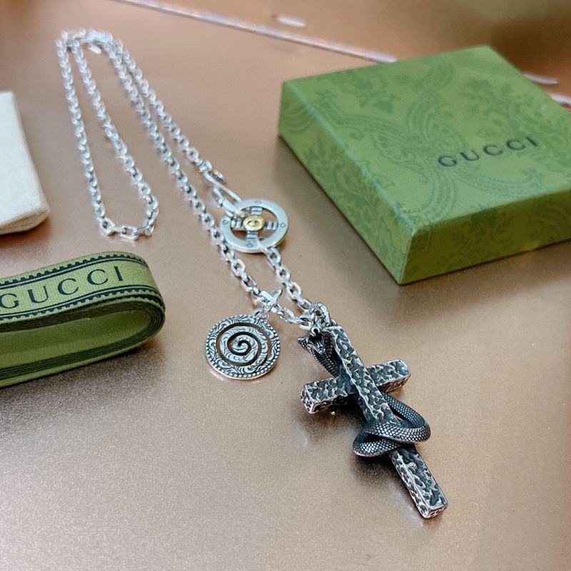 G*u*i necklaces